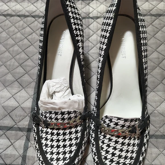 Beautiful Nine West Houndstooth Loafers with Chain Detail - Picture 1 of 5